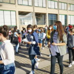 Peste 100.000 de elevi din București revin la școală