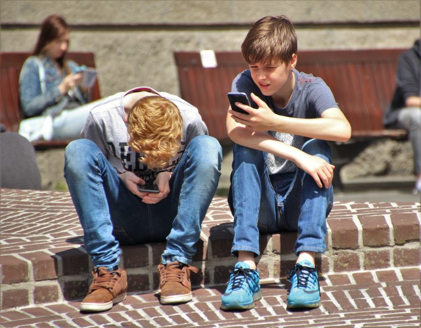 adolescenti telefon tehnologie