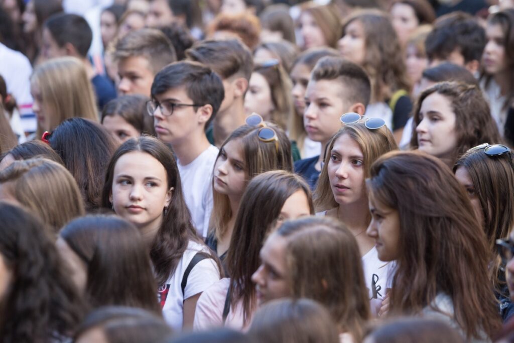 Elevii din România fac cei mai mulți ani de școală