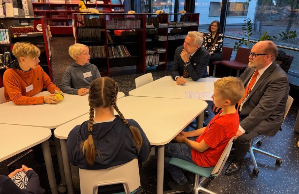 Anders Adlercreutz, ministrul finlandez al educației, în dialog cu elevi / Foto: Facebook.com/Anders Adlercreutz
