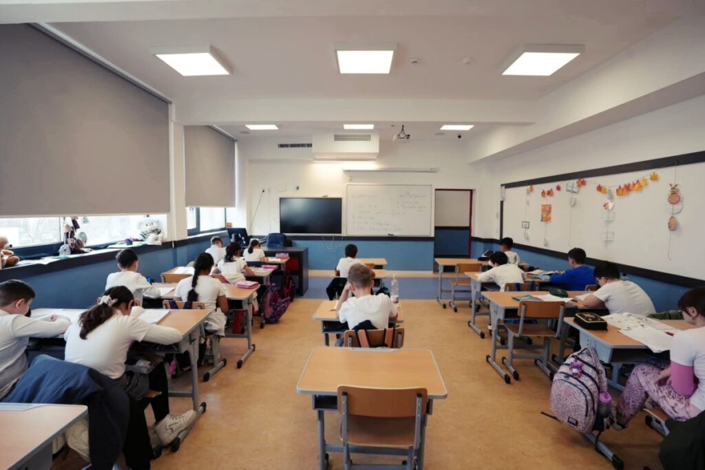 Elevi in clase
